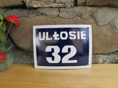 Stara emaliowana tablica z numerem domu i ulicą