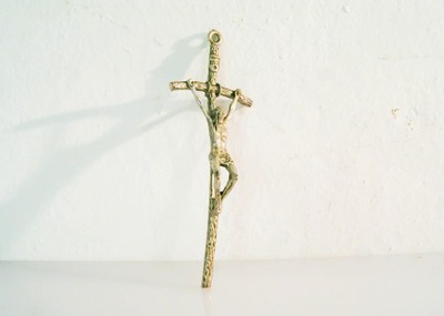 Ładny posrebrzany krzyż na ścianę