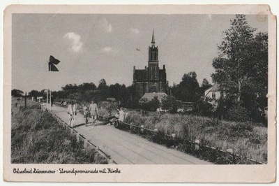 Dziwnów. Strandpromenade mit Kirche
