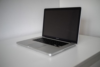 MacBook Pro 15 A1286 late 2011 2.2 intel i7 4GB ram 250GB