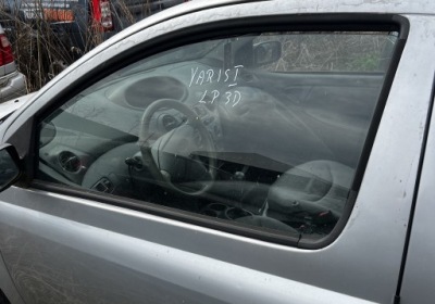 Скло перед ліва двері toyota yaris 1 3 двері 1999-2005 фото №1