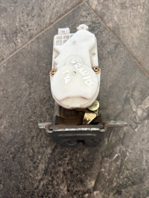 Mitsubishi grandis замок крышки багажника фото №1