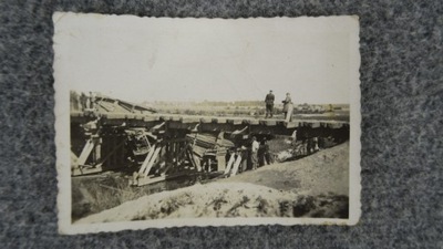Zdjęcie Wojsko Polskie II RP żołnierze zniszczony most kolejowy