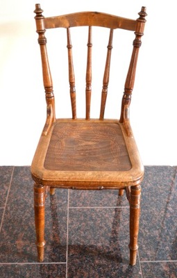 Stare secesyjne krzesło z wytłaczanym siedziskiem NR2
