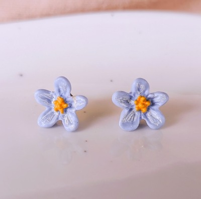 Kolczyki kwiatki kwiatuszki niebieskie, delikatna biżuteria na wiosnę boho