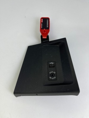 Захист роз'єм usb bmw x1 f48 x2 f39 9292744 фото №1