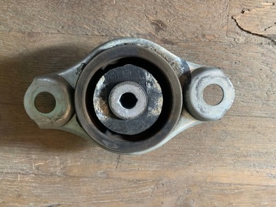 Fiat 500 cabrio lift кронштейн подушка двигуна 1 фото №1