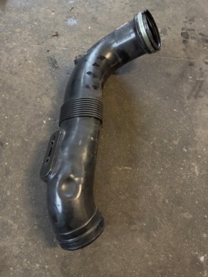 Alfa romeo stelvio 2.9 шланг повітря 006701565070 фото №1