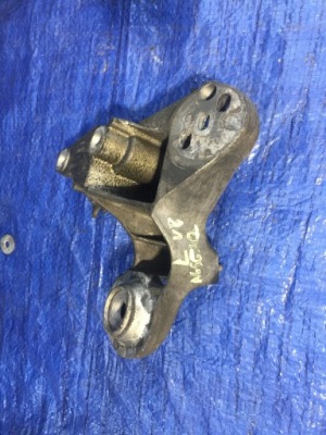 Audi s6 a6 4.2 v8 c5 кронштейн двигуна ліва 4b3199351c фото №1