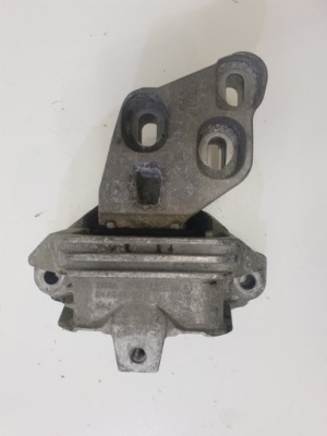 Mercedes w176 подушка кронштейн двигуна a2462400217 фото №1