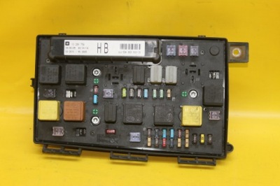 Коробка предохранителей zafira b 1.9cdti 13206754hb фото №1