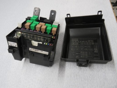 Kia sportage iii 2.0 crdi коробка предохранителей 91430-3u233 фото №1