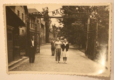 OŚWIĘCIM - AUSCHWITZ - Napis nad bramą "ARBEIT MACHT FREI" - ZDJĘCIE