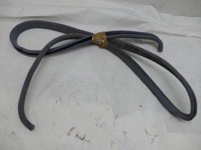 Mercedes w124 sedan прокладка дверь правый перед фото №1