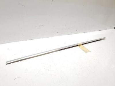 Молдинг двері права задній mercedes-benz w123 sedan фото №1