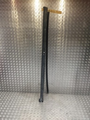 Audi q4 40 e-tron молдинг накладка поріг ліва зовнішня 89a825211 фото №1