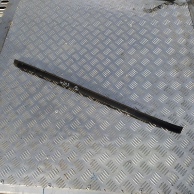 Молдинг стекло правая перед mercedes w203 фото №1