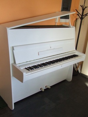 Pianino Steinway & Sons mod V białe, czarne?