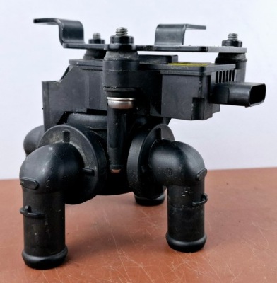 Audi e-tron клапан воды 4ke963375h фото №1