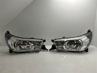 Toyota hilux 8 xiii новый model 15r+. правая лампа + решётка радиатора org фото №1