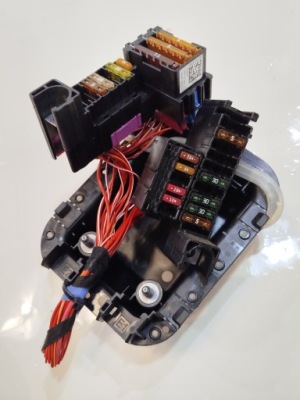 Коробка предохранителей mercedes w205 a2225403150 фото №1