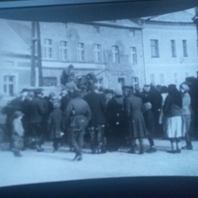 Zdjęcie. Kobylin Styczeń1945 Zgromadzenie wokół żołnierzy niemieckich