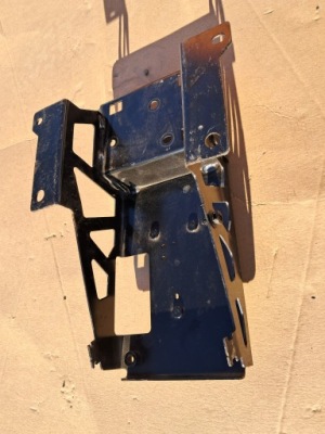 Кронштейн кронштейн датчик 2431556 фото №1