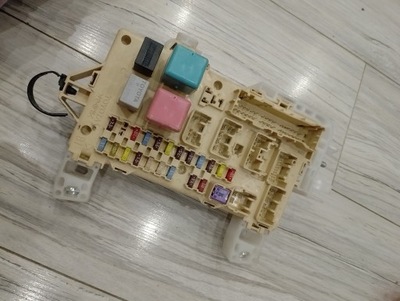 Коробка запобіжників toyota corolla verso ii 89221-0f010 фото №1