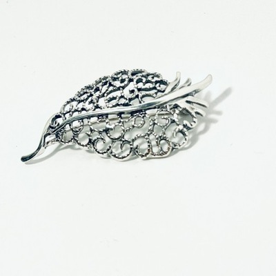 Broszka srebrna w kształcie liścia