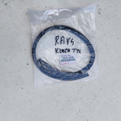 Bmw g30 g31 прокладка двері права перед нижня фото №1