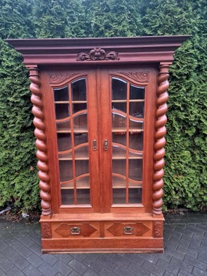 Witryna z toczonymi kolumnami