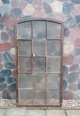 Stare zabytkowe kute okno - duże