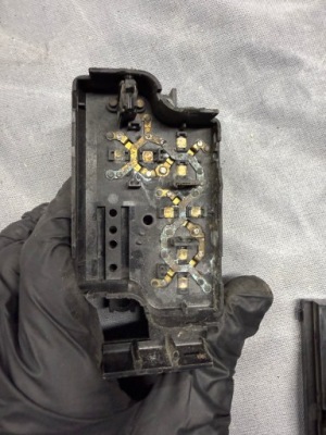 Повреждённый правый переключатель сиденье mercedes w126 0038201310 фото №1