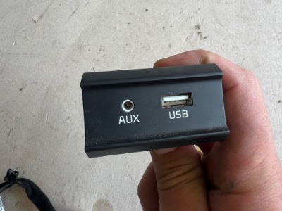 Kia stonic 17- роз'єм port usb aux 96120-h8100 фото №1