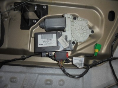 Моторчик стекло левый перед lancia phedra 2.2hdi 03r. фото №1