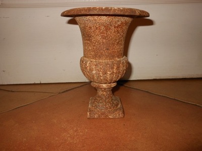 ŁADNY STARY WAZON ŻELIWNY