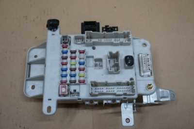 Toyota rav4 ii коробка предохранителей 2,0 d4d 00-05r фото №1