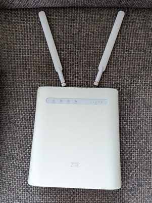 Router ZTE MF286R LTE cat6 300 Mbps na kartę SIM z antenami modem 4G 3G