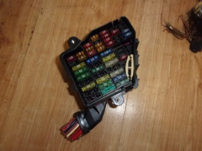 Audi a4 b7 коробка запобіжників 3.0 tdi фото №1