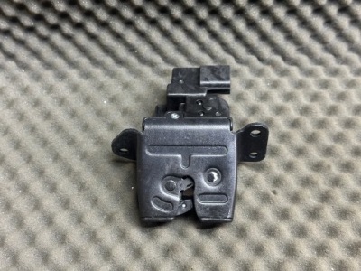 81230-a6000 замок крышки задний  багажника kia ceed фото №1