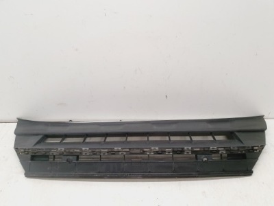 Vw touareg r-line 760807061a решётка бампера средняя фото №1