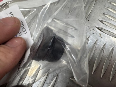 Lexus rc 350 lift гумка бака омивача датчика фото №1