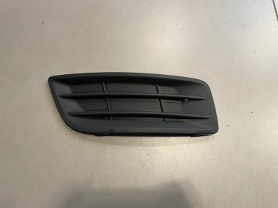 Volvo s40 v50 заглушка бампера права 30779103 фото №1