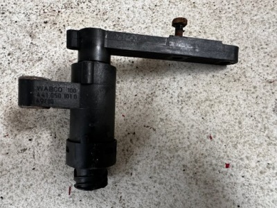 Клапан выравнивающий датчик датчик poziomka scania r 1495828 фото №1