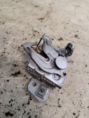 Замок капот оригінальний номер 30716529 volvo v50 фото №1