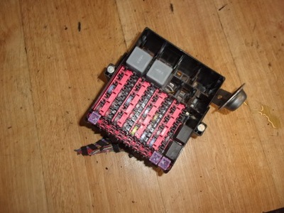 Ford fiesta mk7 коробка предохранителей 1.6 tdci фото №1