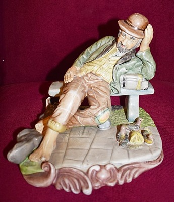 DZIADEK na ławce odpoczywa Figurka Rzeźba kl
