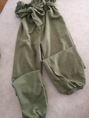Luźne zielone spodnie