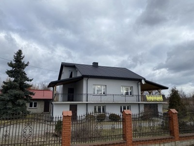 Wolnostojący dom jednorodzinny mieszczący się na ul. Zygmuntówka