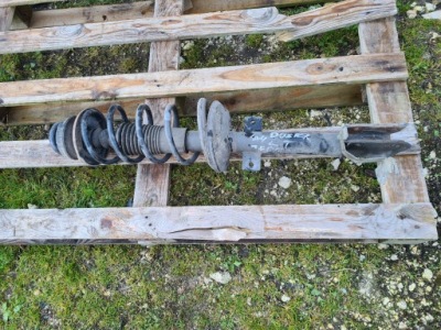 Dacia duster i 4wd амортизатор пружина левый задняя фото №1